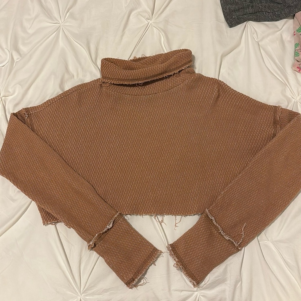 URBAN OUTFITTERS CROP TURTLENECK